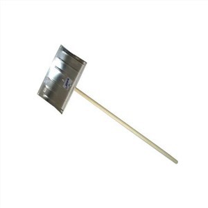 Snöskyfflar i aluminium med trähandtag